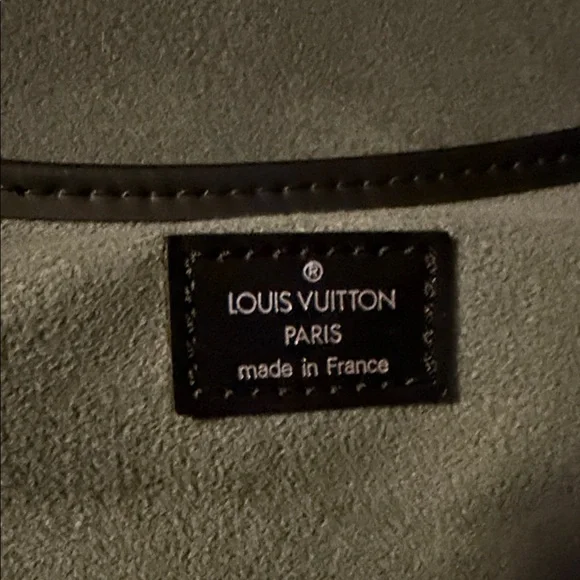 Louis Vuitton Taiga Helena 1 Poche Black Travel Bag - Picture 5 of 8